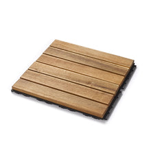Lade das Bild in den Galerie-Viewer, Eine quadratische Holzfliese in der Draufsicht, bei der sechs Akazienholz-Latten parallel zueinander angeordnet sind. Die Latten verfügen über eine fein geriffelte Oberfläche, die für zusätzliche Rutschfestigkeit im Außenbereich sorgt.