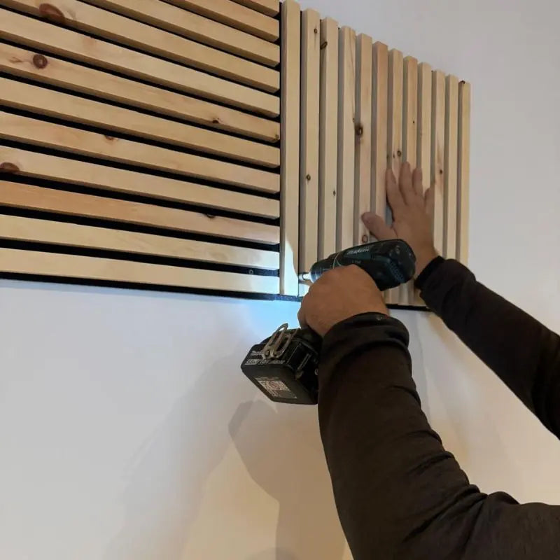 Montage von Akustikpaneelen aus Zirbenholz an der Wand