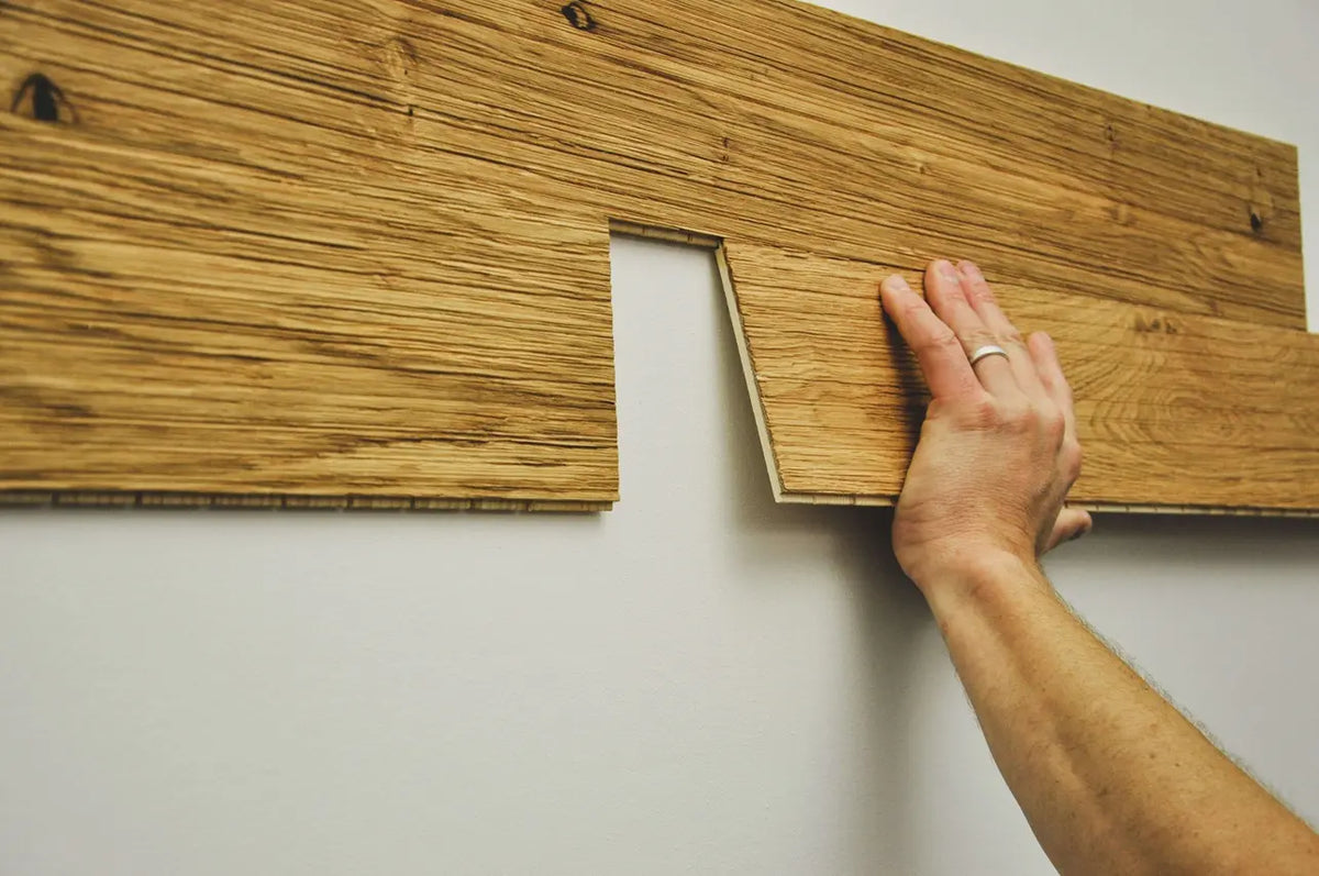 Zirbenpaneele werden an der Wand angebracht