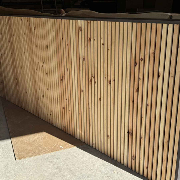 Eine mit Zirbe-Akustikpaneelen verkleidete Wand