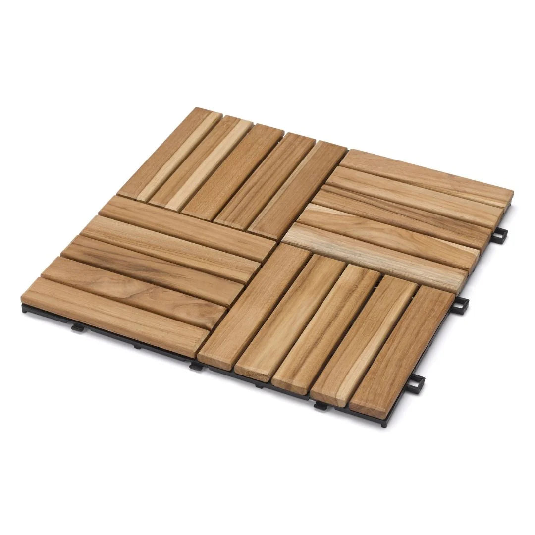 Eine quadratische Holz-Klickfliese für den Terrassen- oder Balkonboden, freigestellt auf weißem Grund. Die Oberfläche besteht aus abwechselnd quer und längs angeordneten Holzlatten, die auf einem dunklen Kunststoff-Stecksystem montiert sind.