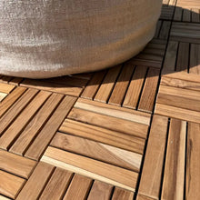 Lade das Bild in den Galerie-Viewer, Holzfliesen aus Teak sind auf dem Boden ausgelegt. Darauf steht ein Pouf.
