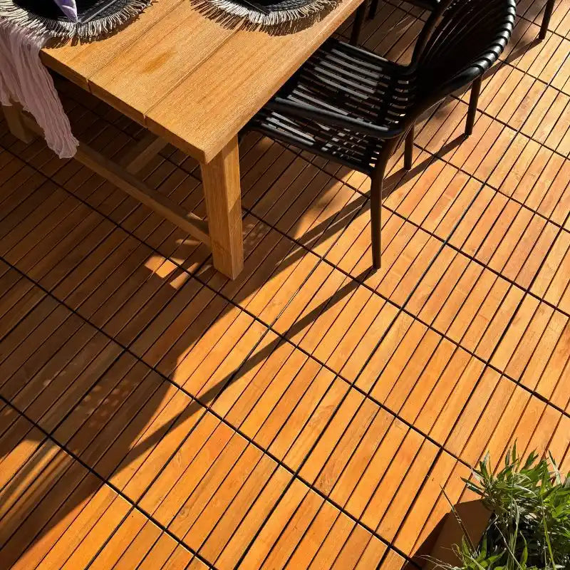 Eine mit Akazien-Holzfliesen ausgelegte Terrasse, auf der ein gedeckter Tisch steht.