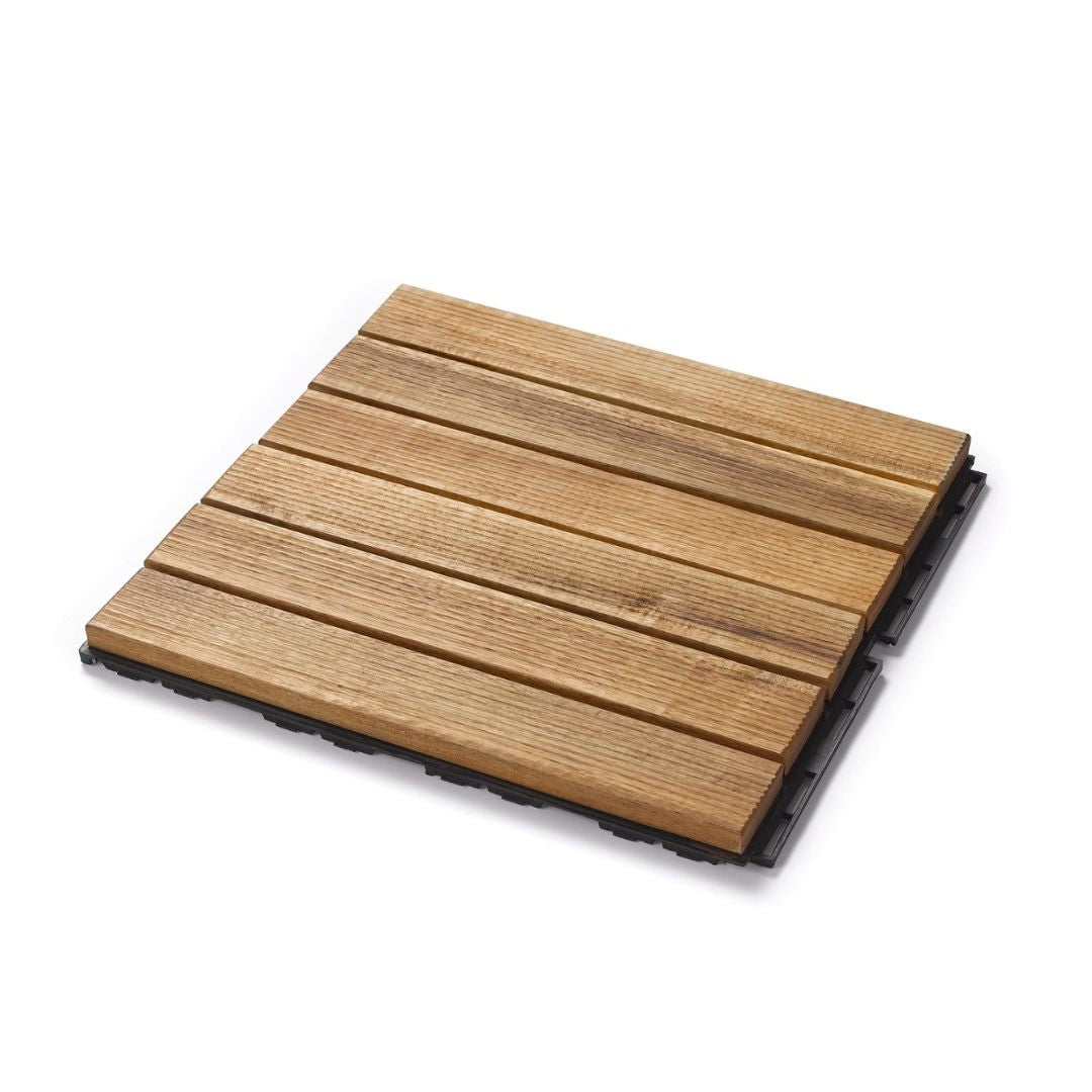 Eine quadratische Holzfliese in der Draufsicht, bei der sechs Akazienholz-Latten parallel zueinander angeordnet sind. Die Latten verfügen über eine fein geriffelte Oberfläche, die für zusätzliche Rutschfestigkeit im Außenbereich sorgt.