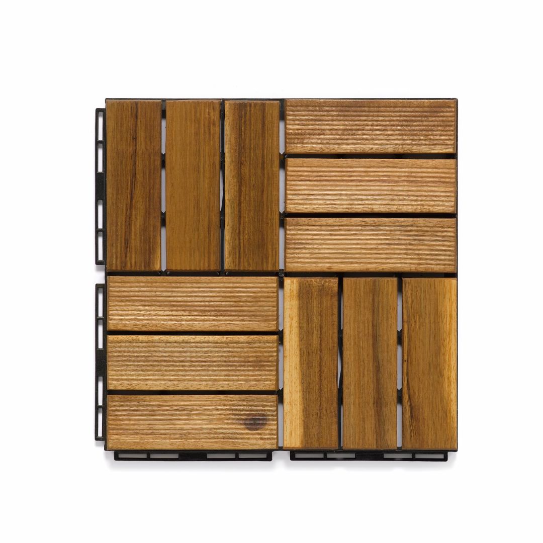 Eine quadratische Klickfliese aus Akazienholz in der Draufsicht auf weißem Hintergrund. Die Holzlatten sind in vier Segmenten abwechselnd horizontal und vertikal angeordnet, wodurch ein dekoratives Mosaik-Muster entsteht.