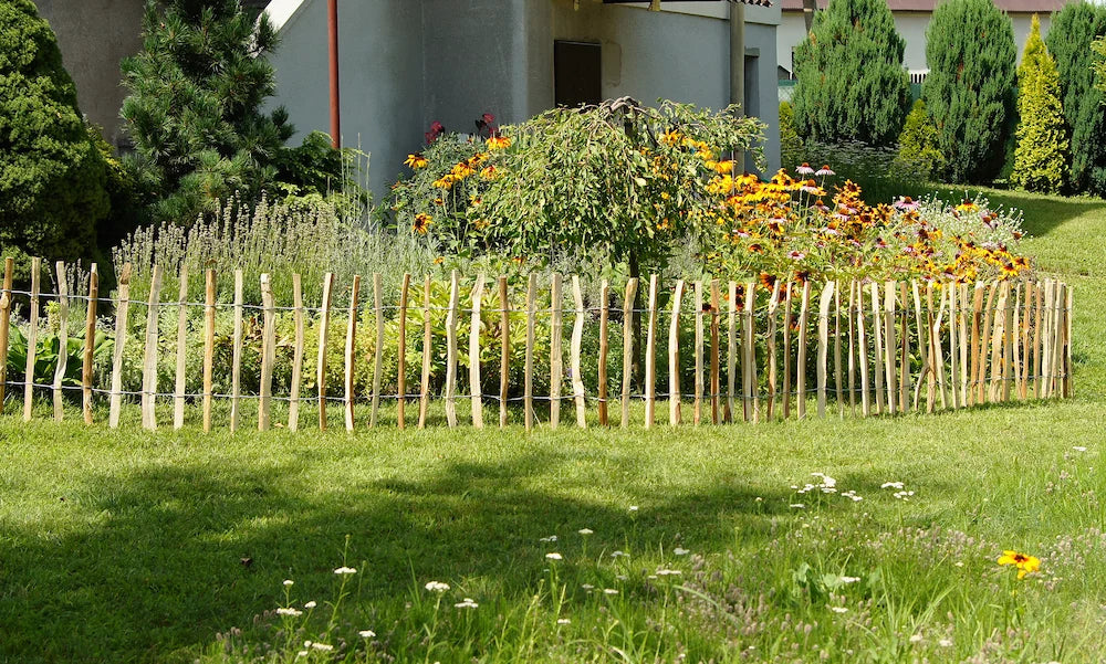 Aufnahme eines Staketenzauns als Abgrenzung in einem Garten