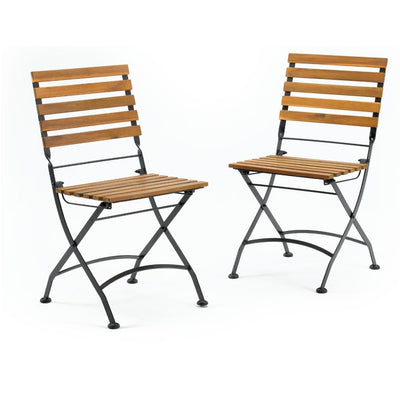 Zwei baugleiche Garten-Klappstühle mit Holzlatten und schwarzem Metallgestell, die leicht schräg nebeneinander vor einem weißen Hintergrund stehen. Die Abbildung rückt das schlichte, natürliche Design der Outdoor-Sitzmöbel in den Fokus.