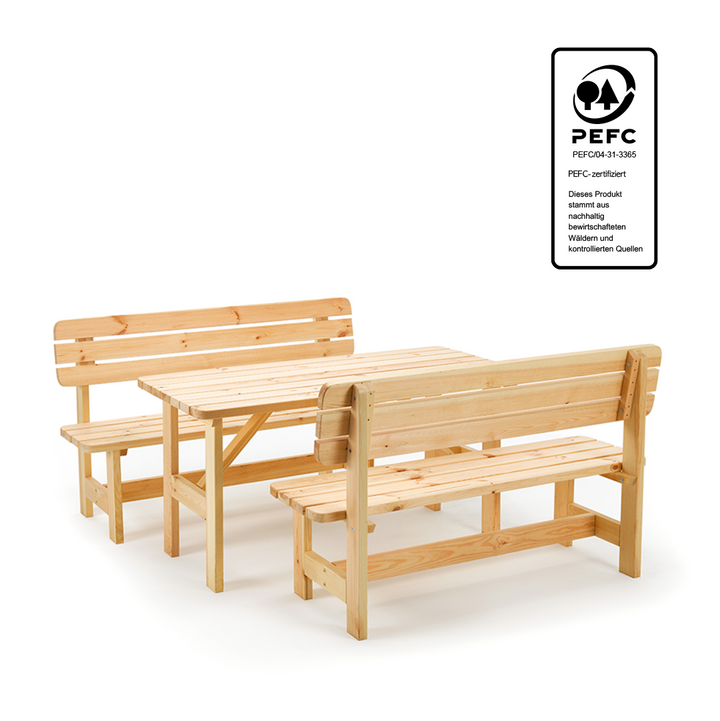 Eine dreiteilige Garten-Sitzgruppe aus hellem, naturfarbenem Nadelholz mit einem stabilen Tisch und zwei Bänken. Oben rechts ist das PEFC-Logo eingeblendet, das auf die ökologisch kontrollierte Herkunft des verwendeten Holzes hinweist.