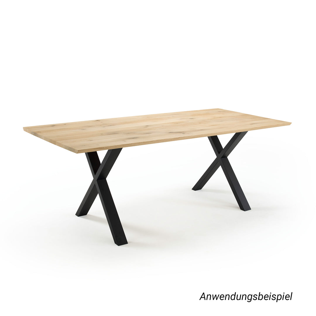 Eine freigestellte Ansicht eines Schreibtisches mit einer hellen Holzplatte und zwei X-förmigen Untergestellen aus schwarzem Metall. Die Darstellung verdeutlicht die symmetrische Positionierung der Tischbeine, die für eine optimale Gewichtsverteilung und einen kippsicheren Stand sorgt.