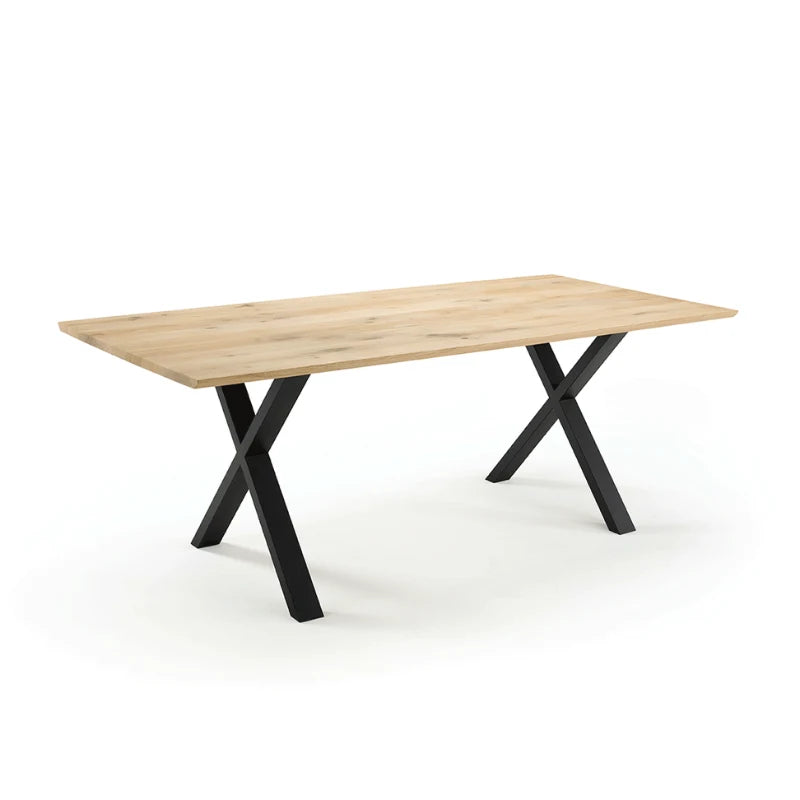 Tisch mit einer Tischplatte aus Eiche und Swisskante in der Größe 180 x 90 cm und Tischbeinen aus Metall in X-Form