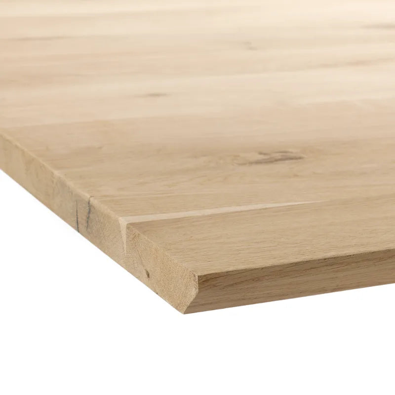 Nahaufnahme einer Tischecke einer Eichetischplatte mit Swisskante
