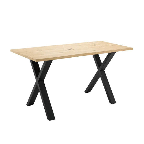 Ein Tisch mit einer Tischplatte aus Eiche mit Live Edge Kante und einem schwarzen Tischgestell aus Metall in der X-Form