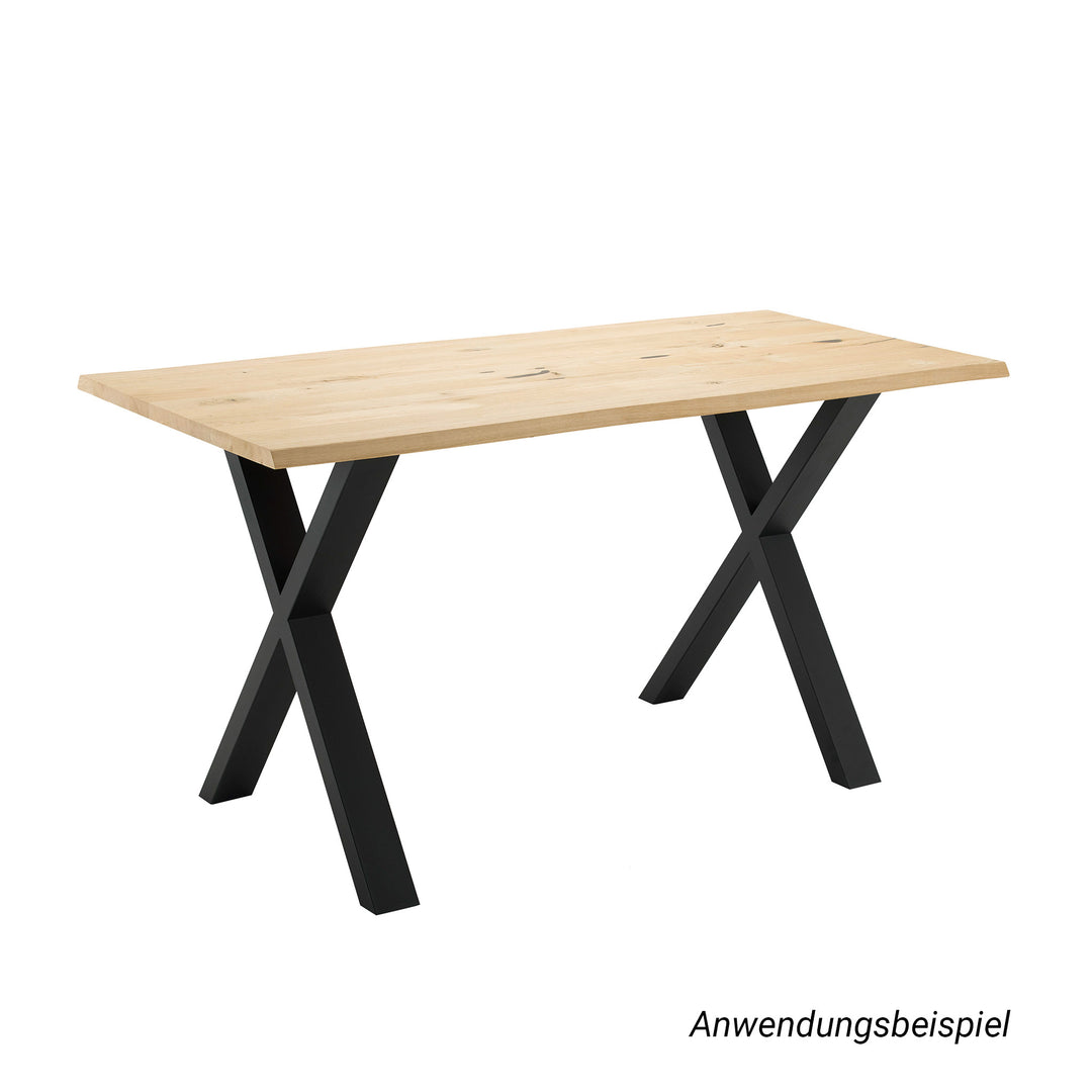 Eine freigestellte Ansicht eines Schreibtisches mit einer hellen Holzplatte und zwei X-förmigen Untergestellen aus schwarzem Metall. Die Darstellung verdeutlicht die symmetrische Positionierung der Tischbeine, die für eine optimale Gewichtsverteilung und einen kippsicheren Stand sorgt.