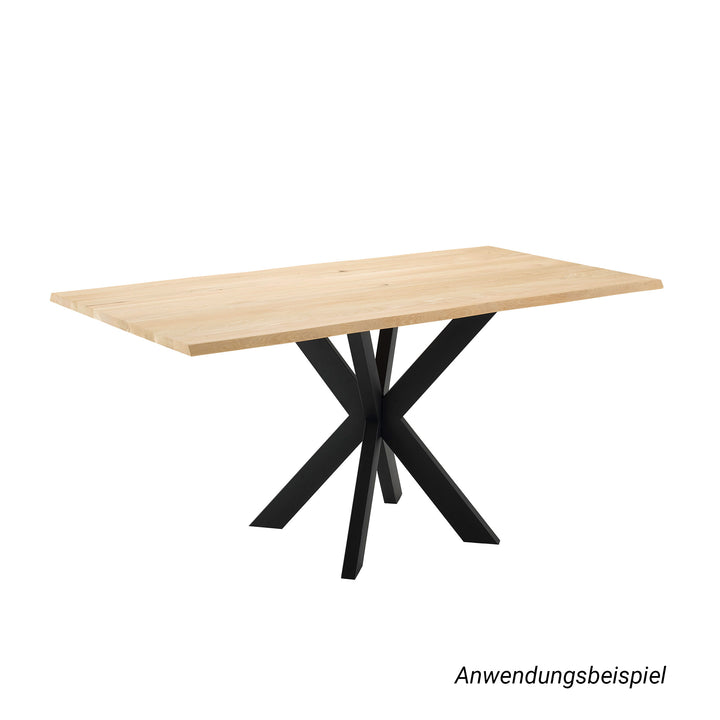 Eine freigestellte Ansicht eines Esstisches mit rechteckiger, heller Holzplatte und einem zentralen Spider-Gestell aus schwarzem Metall. Die sternförmig angeordneten Beine des Mittelfußes demonstrieren eine stabile und gleichmäßige Gewichtsverteilung.