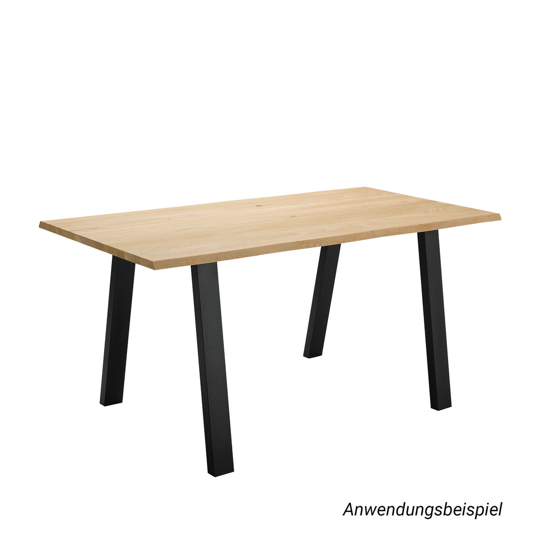 Freigestellte Ansicht eines Esstisches mit einer hellen Holzplatte und vier geradlinigen, rechteckigen Tischbeinen un U-Form aus schwarzem Metall. Die Konstruktion verdeutlicht das schlichte Design und die stabile Verbindung zwischen Gestell und Platte.