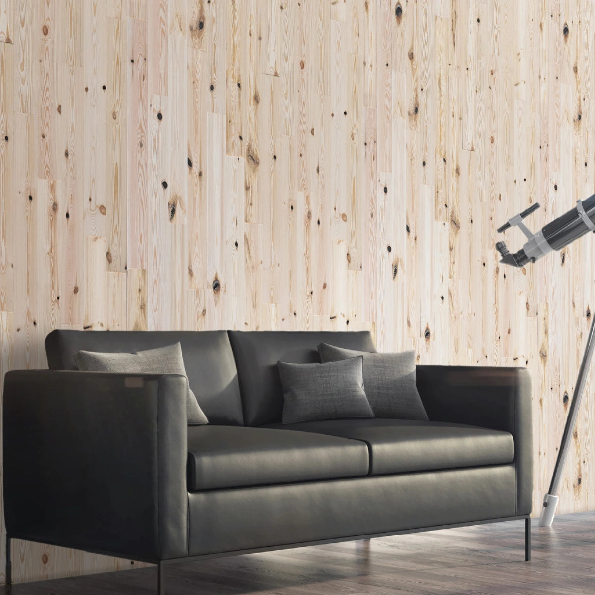 Ein elegantes schwarzes Ledersofa steht vor einer hellen Akzentwand aus vertikalen Kiefernholz-Paneelen mit sichtbaren Astlöchern. Ein Teleskop am rechten Bildrand ergänzt das moderne und luftige Wohnzimmer-Design.