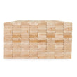 Ein sauber aufgeschichteter Stapel aus hellen, gehobelten Zirbe-Holzbrettern mit glatten Oberflächen und gleichmäßigen Kanten. Die Detailaufnahme verdeutlicht die Qualität und die natürliche Färbung des Konstruktionsholzes für handwerkliche Projekte.
