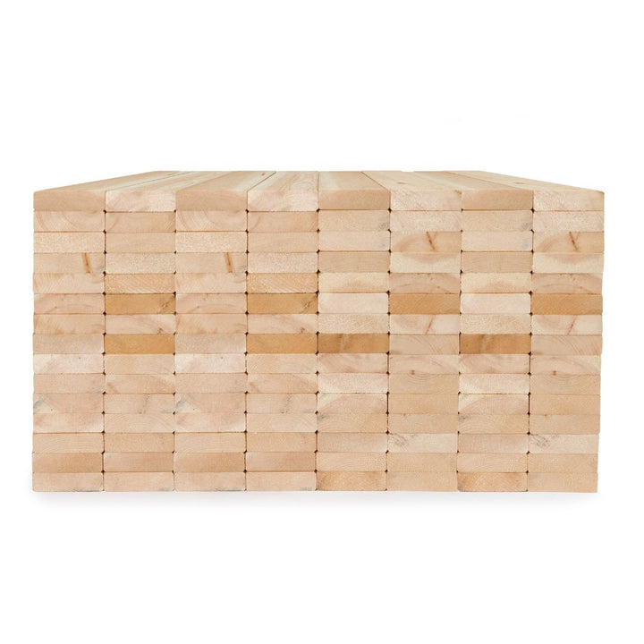 Ein sauber aufgeschichteter Stapel aus hellen, gehobelten Zirbe-Holzbrettern mit glatten Oberflächen und gleichmäßigen Kanten. Die Detailaufnahme verdeutlicht die Qualität und die natürliche Färbung des Konstruktionsholzes für handwerkliche Projekte.