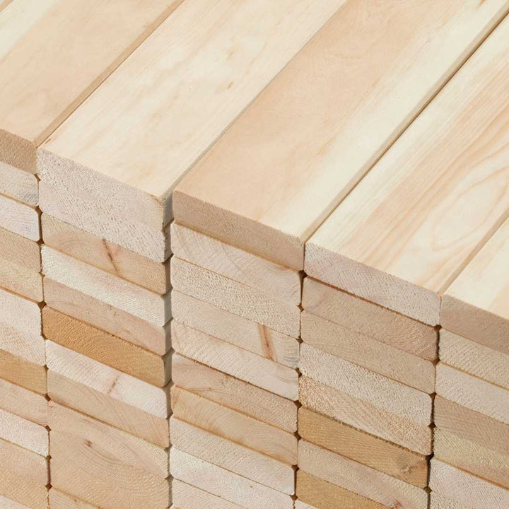 Ein sauber aufgeschichteter Stapel aus hellen, gehobelten Zirbe-Holzbrettern mit glatten Oberflächen und gleichmäßigen Kanten. Die Detailaufnahme verdeutlicht die Qualität und die natürliche Färbung des Konstruktionsholzes für handwerkliche Projekte.