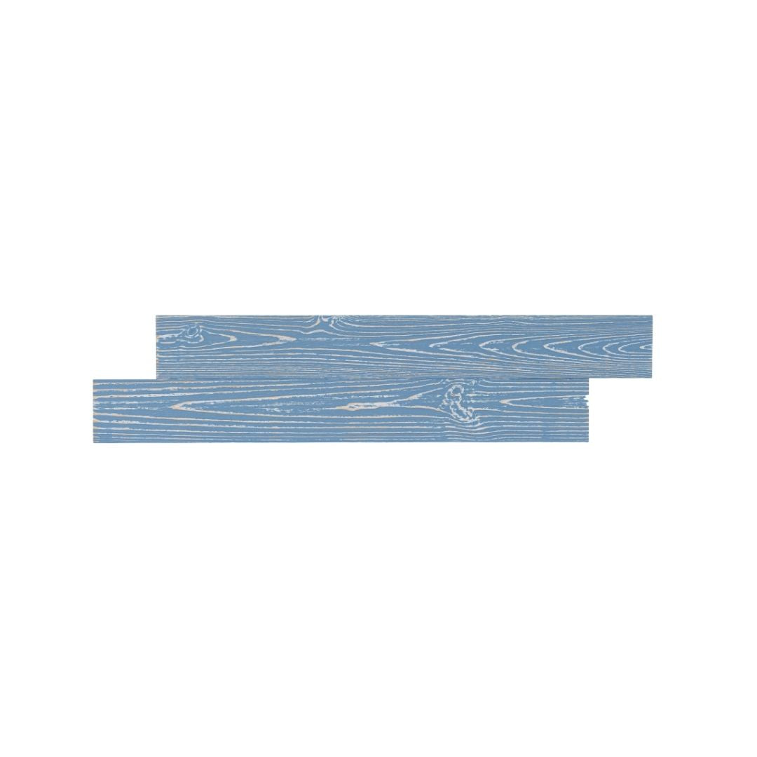 Zwei horizontal versetzte Holzpaneele in einem HimmelblauTon sind vor einem weißen Hintergrund abgebildet. Die Lasur lässt die natürliche Holzmaserung und die Astlöcher deutlich durchscheinen.