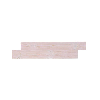 Zwei horizontal versetzte Holzpaneele in einem sanften Altrosa-Ton sind vor einem weißen Hintergrund abgebildet. Die Lasur lässt die natürliche Holzmaserung und die Astlöcher deutlich durchscheinen, was für eine rustikale und zugleich moderne Optik sorgt.