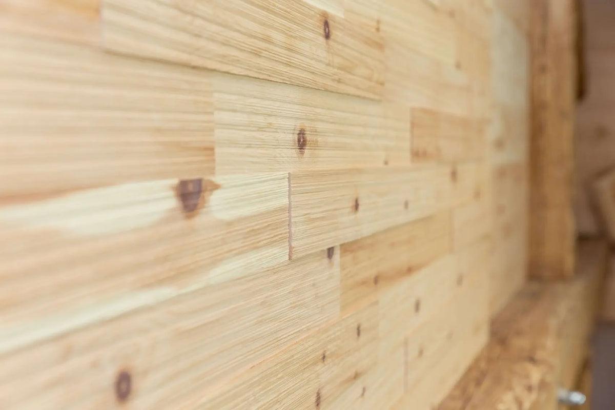 Tiroler Zirbe Paneele an der Wand