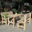 Eine rustikale Gartengarnitur aus hellem Massivholz mit einem großen Tisch und zwei passenden Sitzbänken, die mit grünen Kissen dekoriert sind. Das robuste Möbel-Set steht im Freien auf einer gepflasterten Fläche und bietet Platz für gesellige Runden.