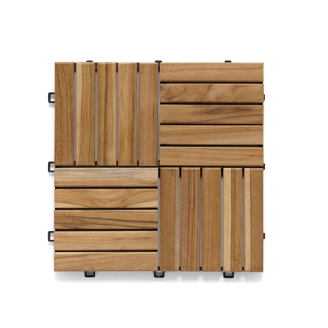 Eine Holz-Klickfliese in der Schrägansicht, die die Materialstärke der Akazienholz-Lamellen und das darunterliegende Kunststoff-Drainagesystem verdeutlicht. Die warme, natürliche Färbung des Holzes weist eine individuelle Maserung auf.