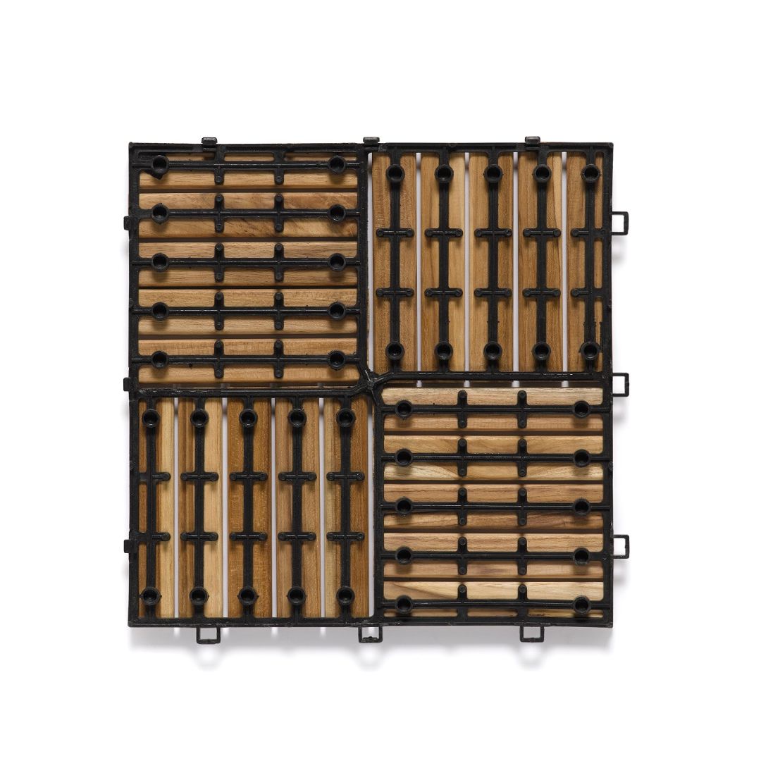 Die Rückseite einer Holz-Klickfliese zeigt das schwarze Kunststoff-Gitter, auf dem die Holzlamellen verschraubt sind. Das Gitter verfügt über ein integriertes Stecksystem an den Außenkanten, das eine einfache, werkzeuglose Verbindung mehrerer Fliesen ermöglicht.