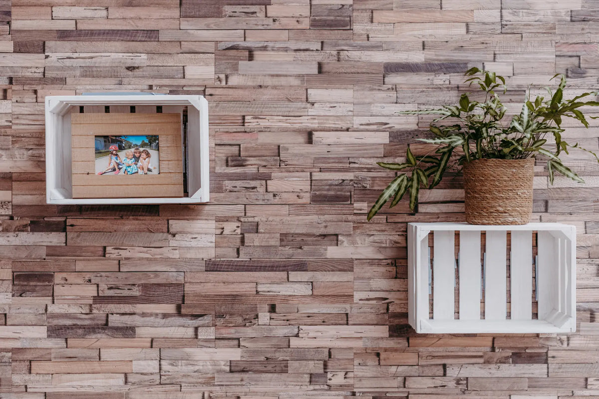 Nahaufnahme der Holzpaneele “Yenga” mit DIY Holzdeko”