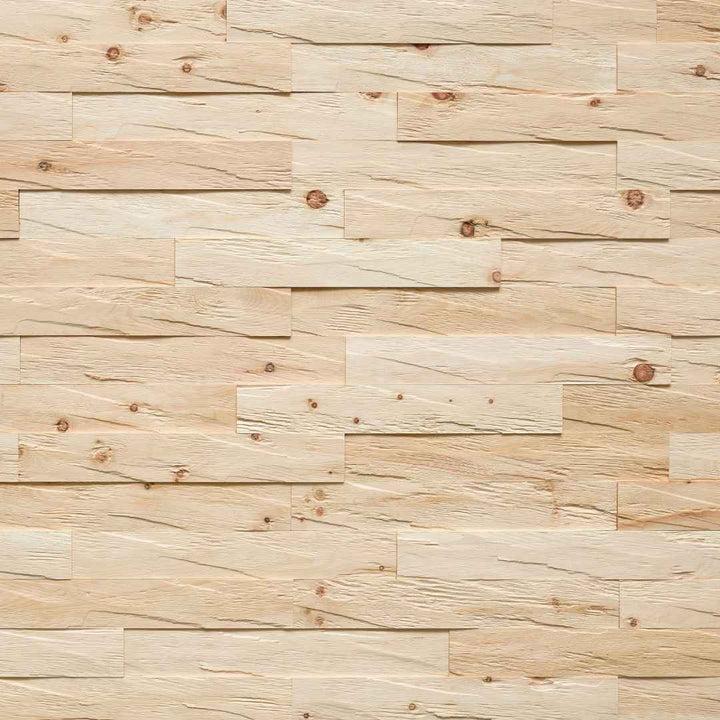 Helle Zirbenholzpaneele in versetzter Anordnung, die eine dekorative Wandverkleidung bilden. Die natürliche Maserung und die deutlich sichtbaren Äste betonen den rustikalen und natürlichen Charakter des Holzes.