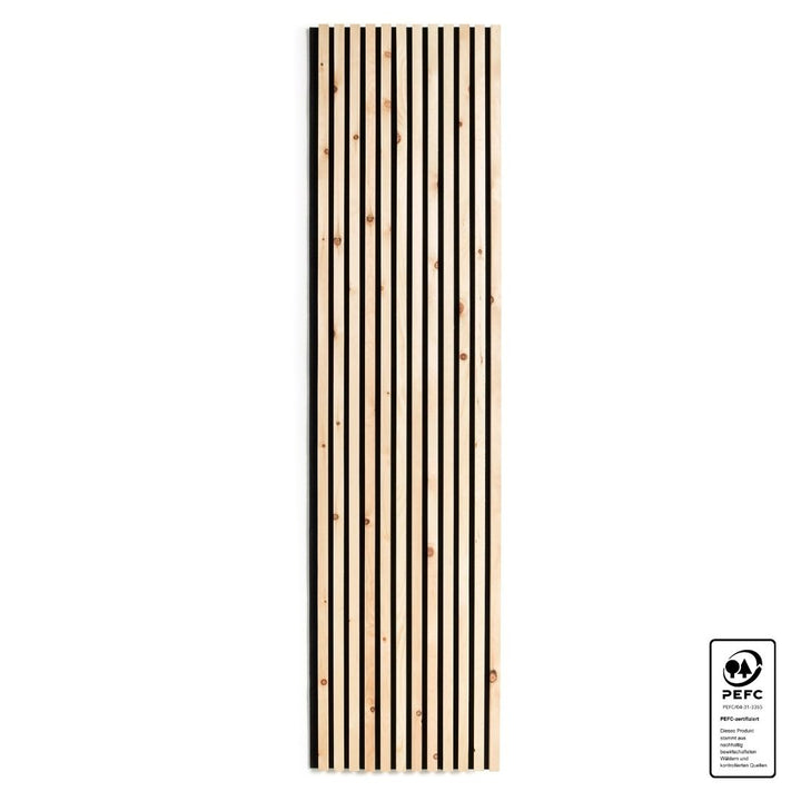 Ein längliches Akustikpaneele mit schwarzem Filz und hellem Holz. Das PEFC-Zertifikatssiegel bestätigt die Herkunft aus nachhaltiger Forstwirtschaft.