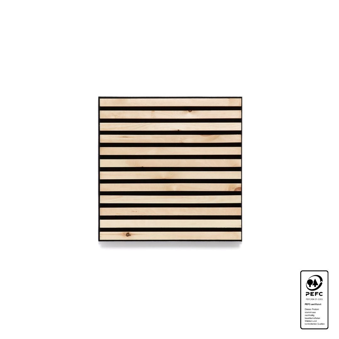 Ein quadratisches Akustikpaneel mit schwarzem Filz und hellem Holz. Das PEFC-Zertifikatssiegel bestätigt die Herkunft aus nachhaltiger Forstwirtschaft.