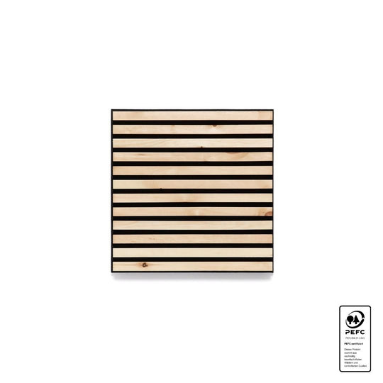 Ein quadratisches Akustikpaneel mit schwarzem Filz und hellem Holz. Das PEFC-Zertifikatssiegel bestätigt die Herkunft aus nachhaltiger Forstwirtschaft.