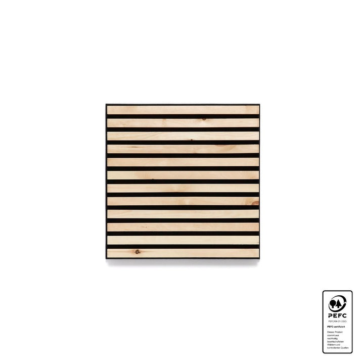 Ein quadratisches Akustikpaneel mit schwarzem Filz und hellem Holz. Das PEFC-Zertifikatssiegel bestätigt die Herkunft aus nachhaltiger Forstwirtschaft.