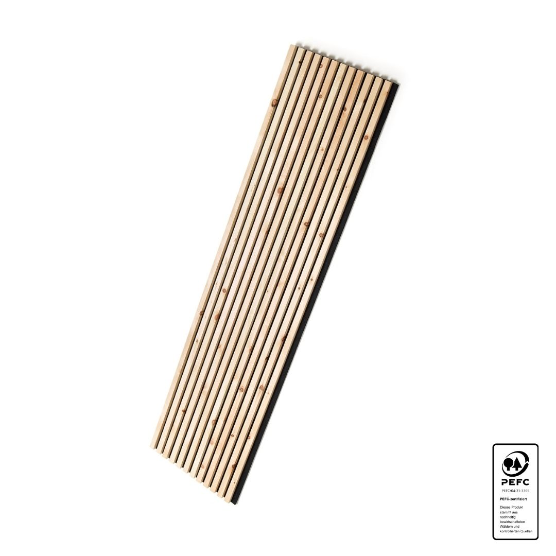 Ein längliches Akustikpaneele mit schwarzem Filz und hellem Holz. Das PEFC-Zertifikatssiegel bestätigt die Herkunft aus nachhaltiger Forstwirtschaft.