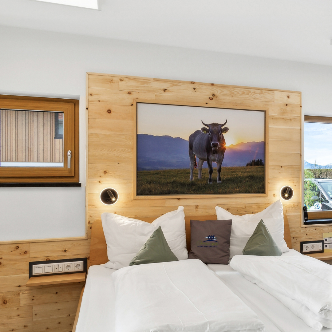 Schlafzimmer mit verkleideter Rückwand aus Tiroler Zirbe