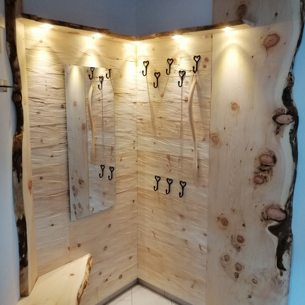Mit Zirben Holz ausgekleidete Garderobe