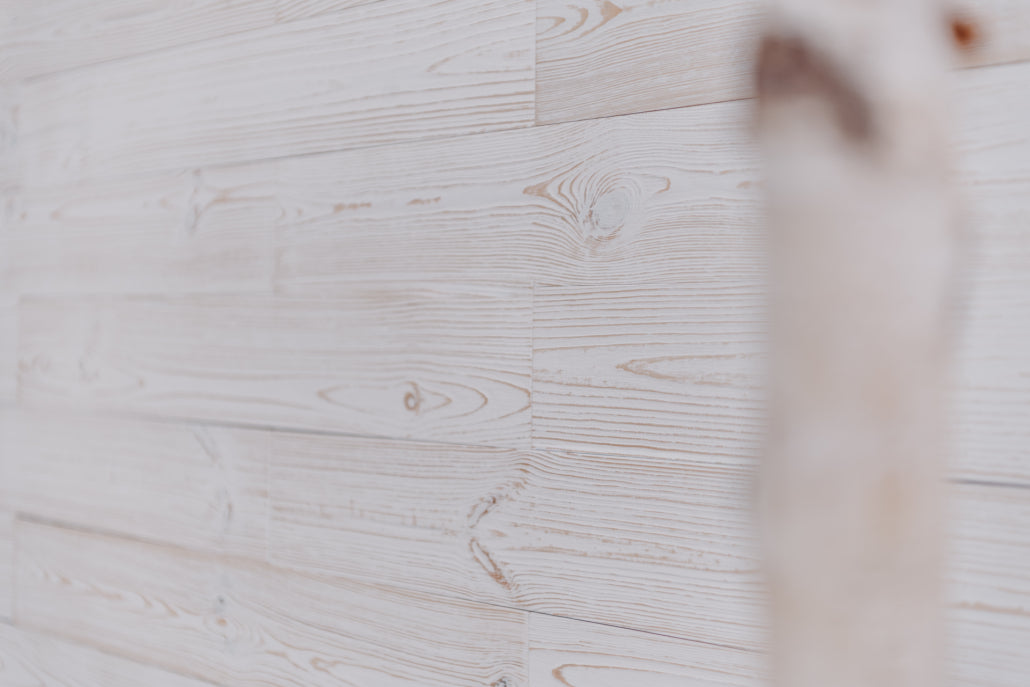 Nahaufnahme einer Wand aus hellen Holzpaneelen