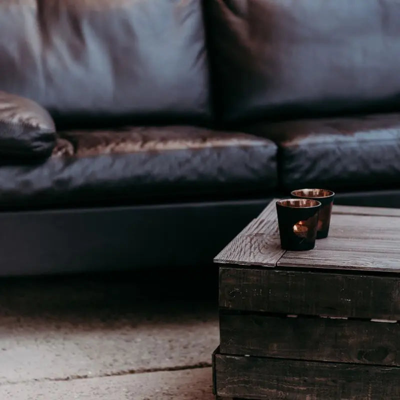 Ledersofa mit Holzkiste