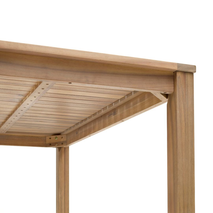 Ein Blick von unten auf die Eckverbindung eines Holztisches, die mit stabilen Winkeln und Schrauben fixiert ist. Die Unteransicht zeigt die Lattenstruktur der Tischplatte und das robuste Rahmengestell.
