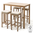 Ein helles Bar-Set aus Holz, bestehend aus einem hohen Tisch und vier passenden Barhockern mit hellen Sitzkissen. Die kompakten Hocker sind so konstruiert, dass sie sich bei Nichtgebrauch platzsparend unter die Tischplatte schieben lassen.