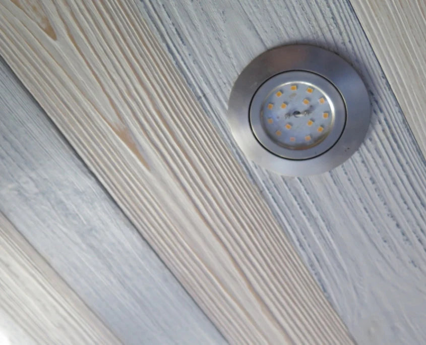 Spotlight an der Decke angebracht an Holzpaneelen
