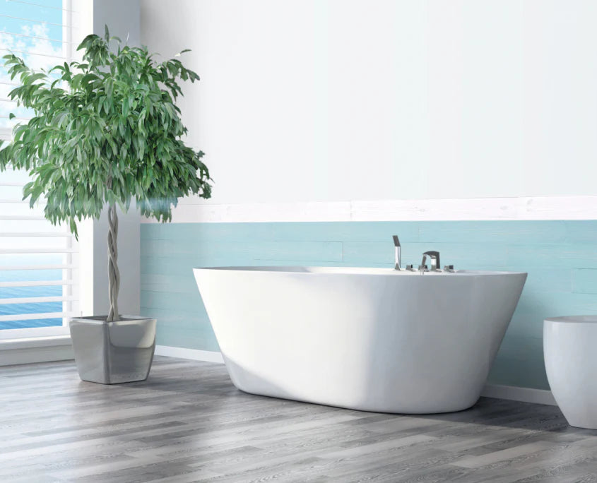 Freistehende Badewanne auf Holzboden mit Grünpflanze links daneben
