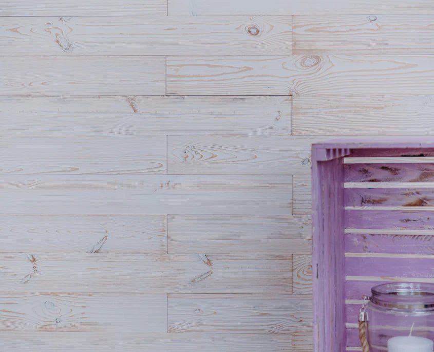 Holzwand aus helle Holzpaneelen