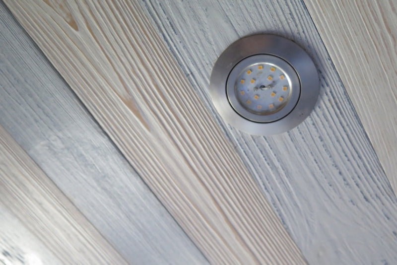 Deckenverkleidung aus Holz